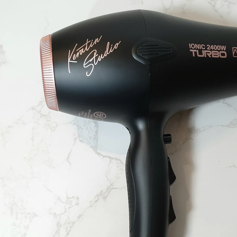سشوار حرفه‌ای 2400 وات نیلادس مدل Keratin Studio، موتور AC، وزن 550 گرم، المنت سرامیک تورمالین، دارای سری دیسپانسر، متمرکز‌کننده باریک، متمرکز‌کننده پهن با ویژگی فرکنندگی، صاف‌کنندگی، حجم‌دهندگی، با قابلیت باد سرد، فناوری تولید یون، دسته ارگونومیک