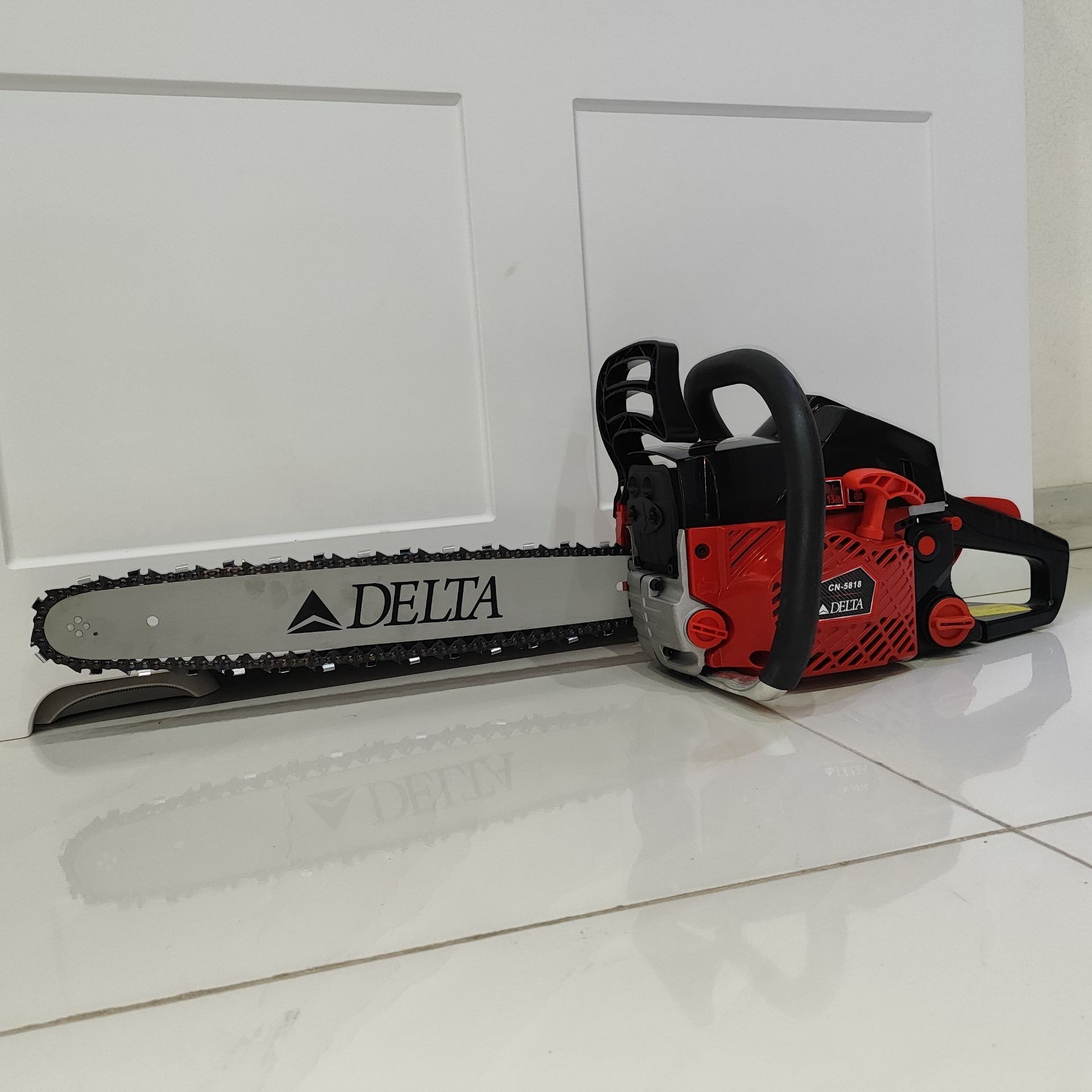 اره زنجیری دلتا DELTA مدل CN5818 موتور 5800 تیغه 45 سانتی همراه لوازم جانبی